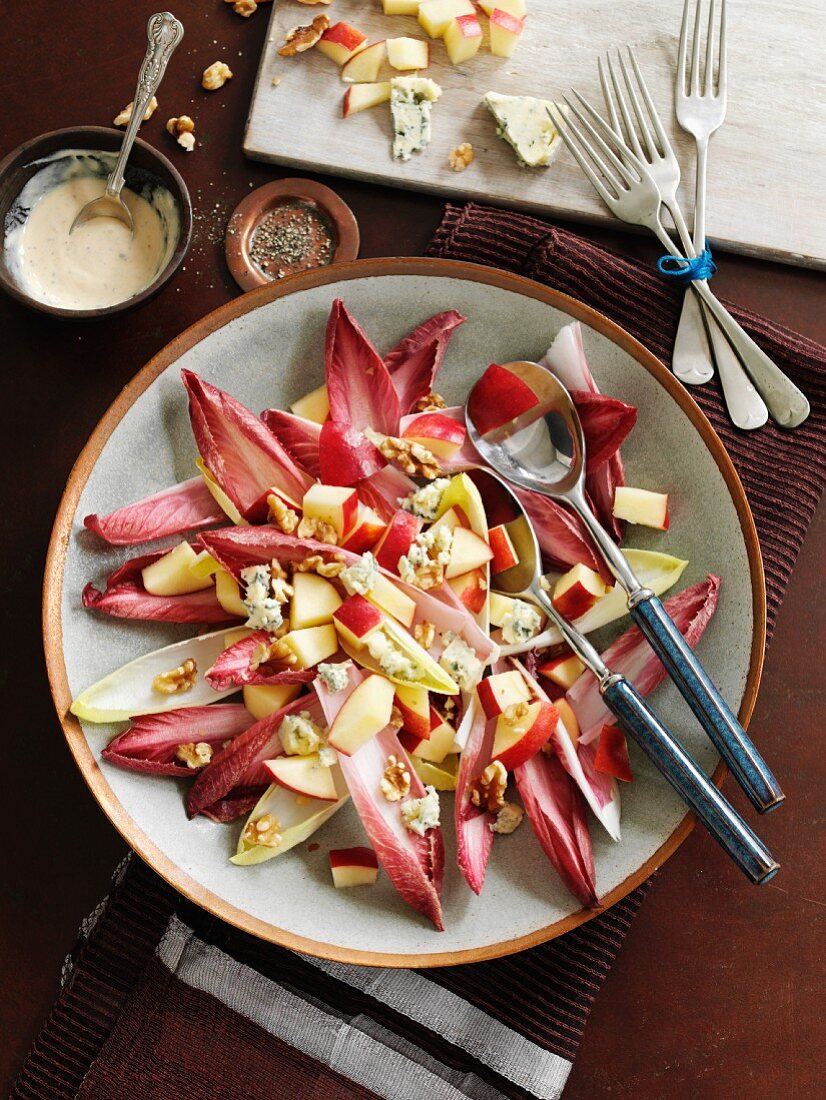 Radicchio salad with chicory, apples, nuts and blue cheese