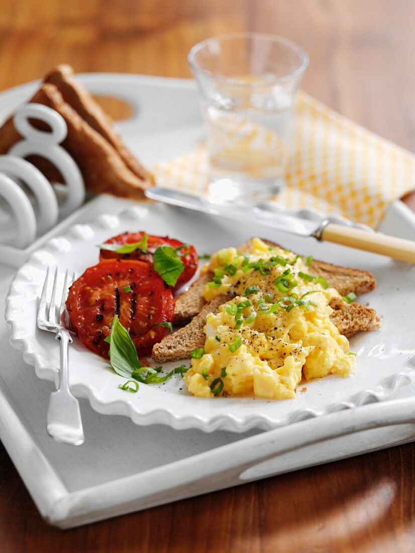 Scrambled egg with toast and grilled tomatoes
