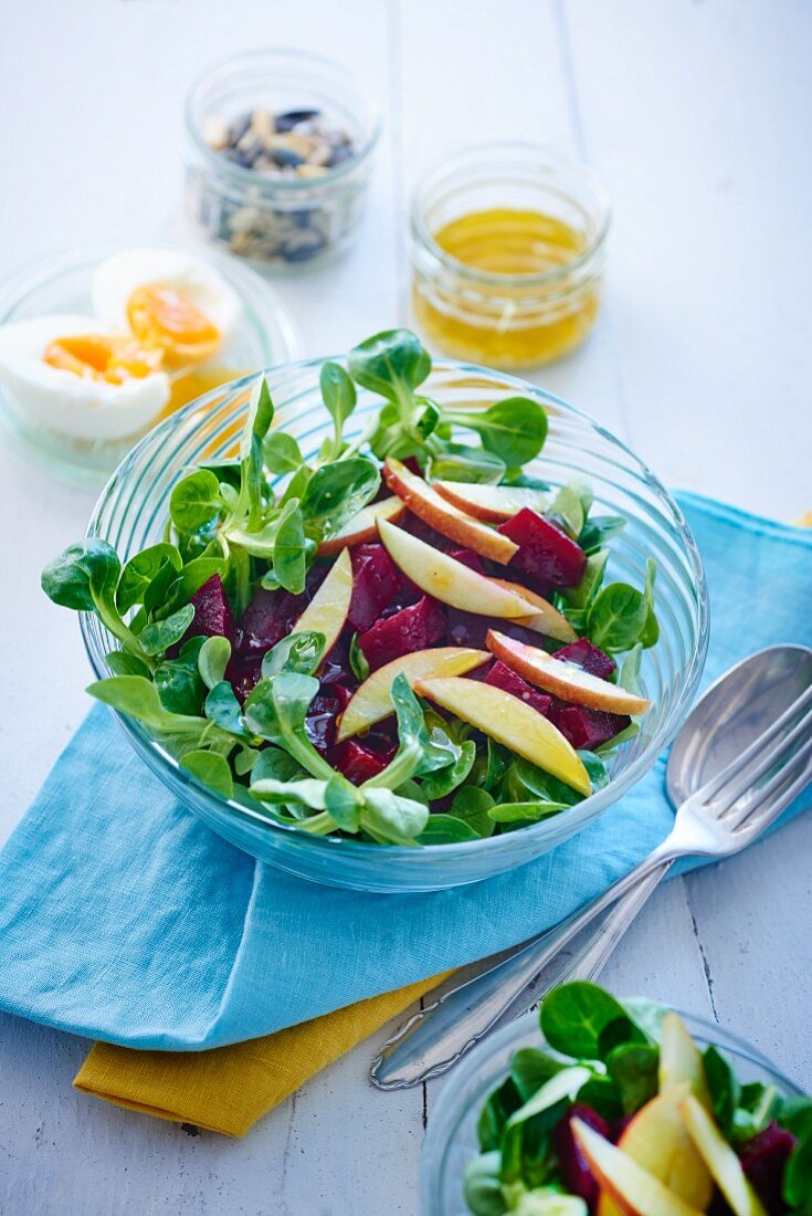 Feldsalat mit Apfel und Roter Bete