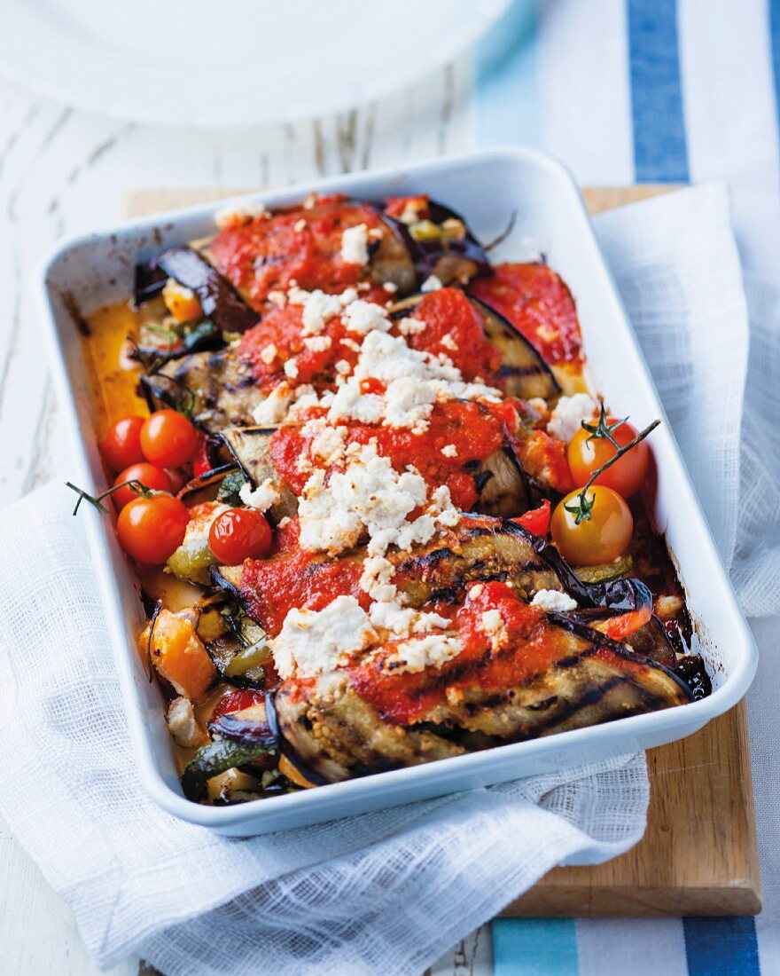 Auberginenröllchen mit Ricotta und Tomatensauce