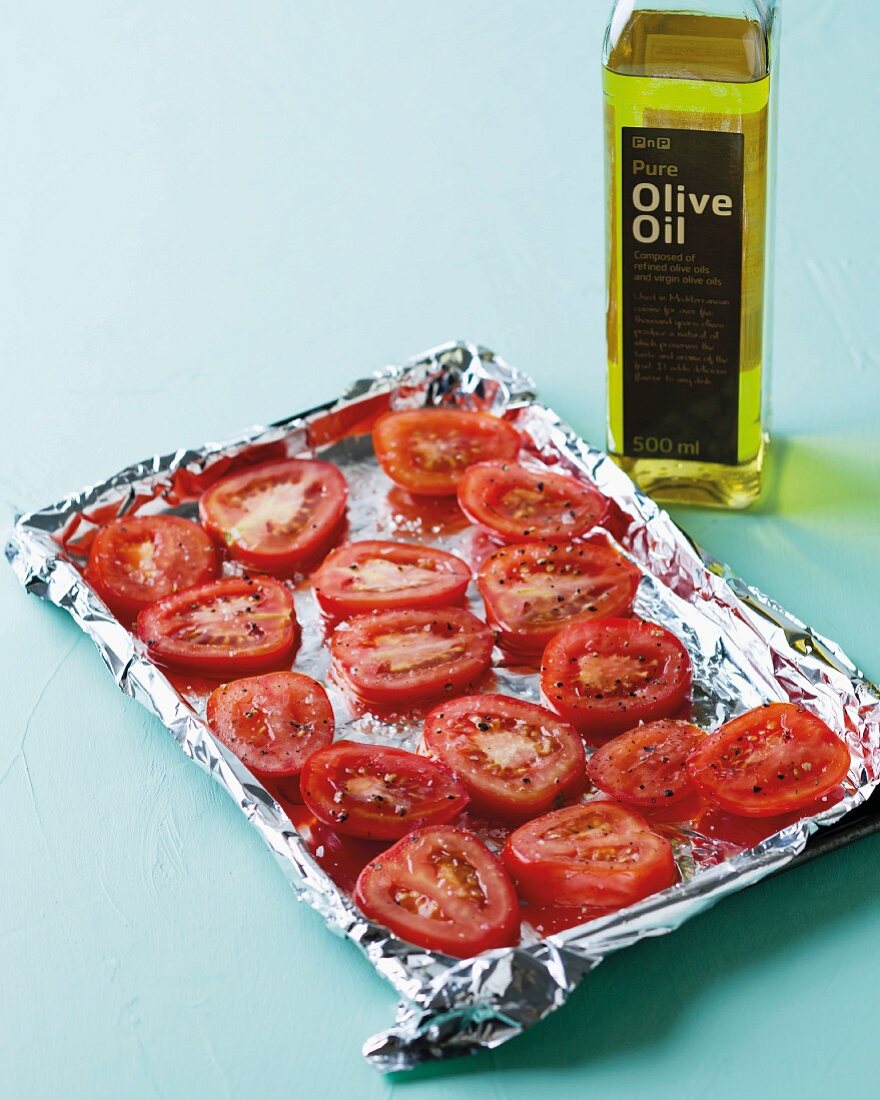 Tomatenscheiben mit Olivenöl und Gewürzen