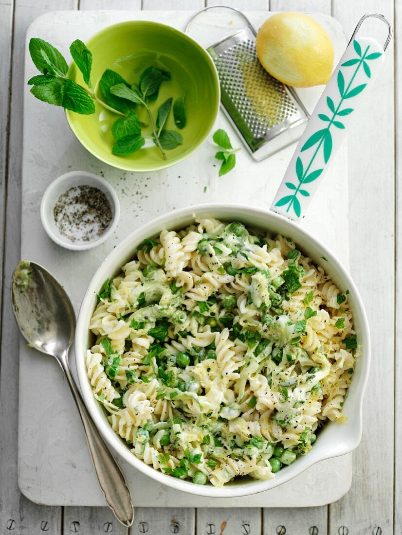Fusilli with lemon, courgettes, peas and mint