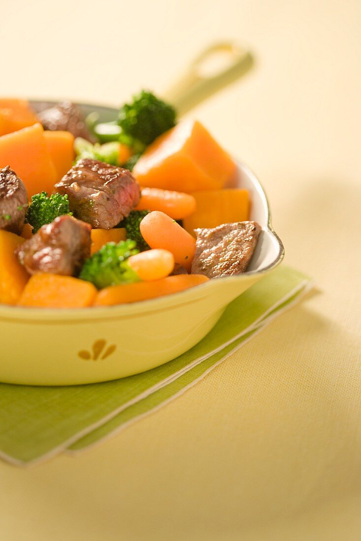 Sauteed sirloin steak with carrots, broccoli and pumpkin