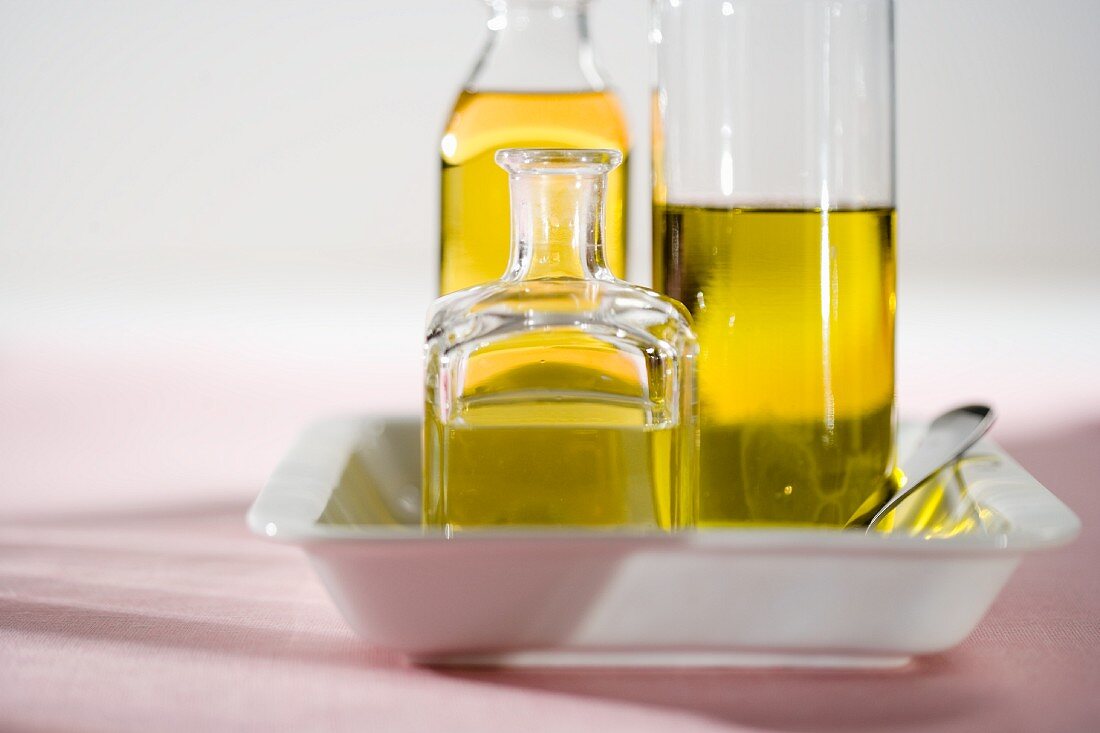 Olivenöl in verschiedenen Glasflaschen
