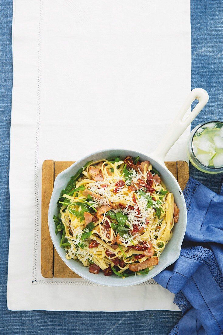 Linguine mit Speck und getrockneten Tomaten