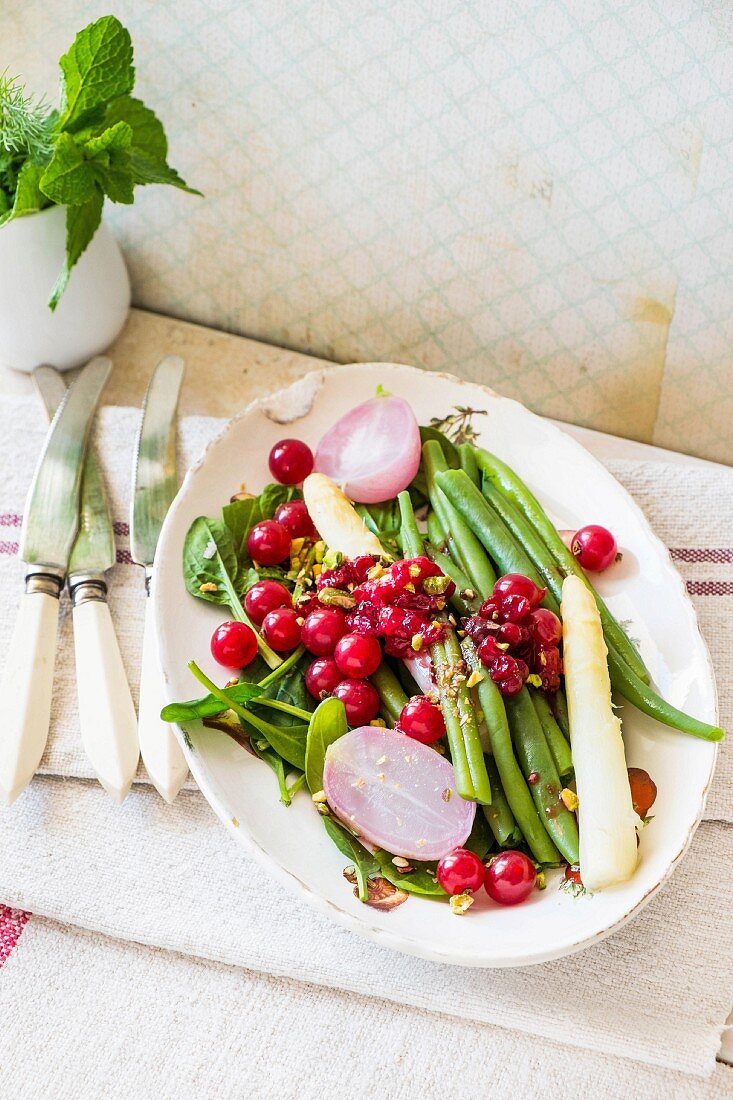 Bohnen-Spargel-Salat mit roten Johannisbeeren