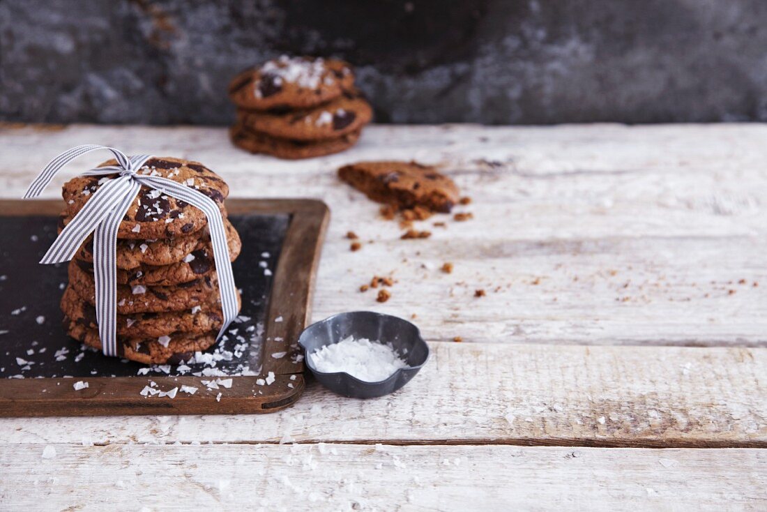 Hausgemachte Chocolate Chip Cookies mit Schleife