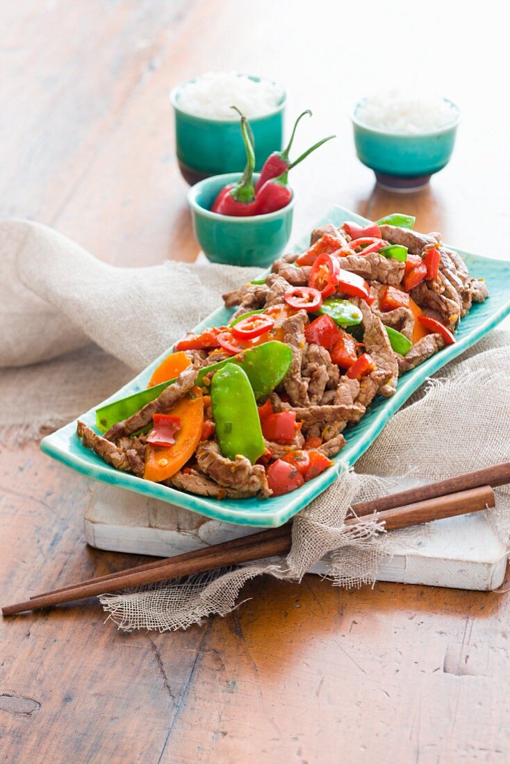 Beef with chillis, mange tout and rice (Asia)