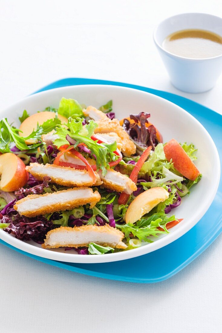 Mixed leaf salad with chicken and nectarines