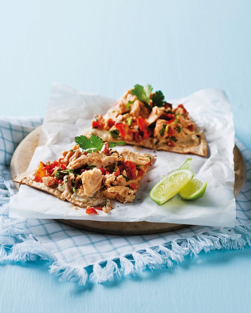 Tostadas mit Hummus und Lachs