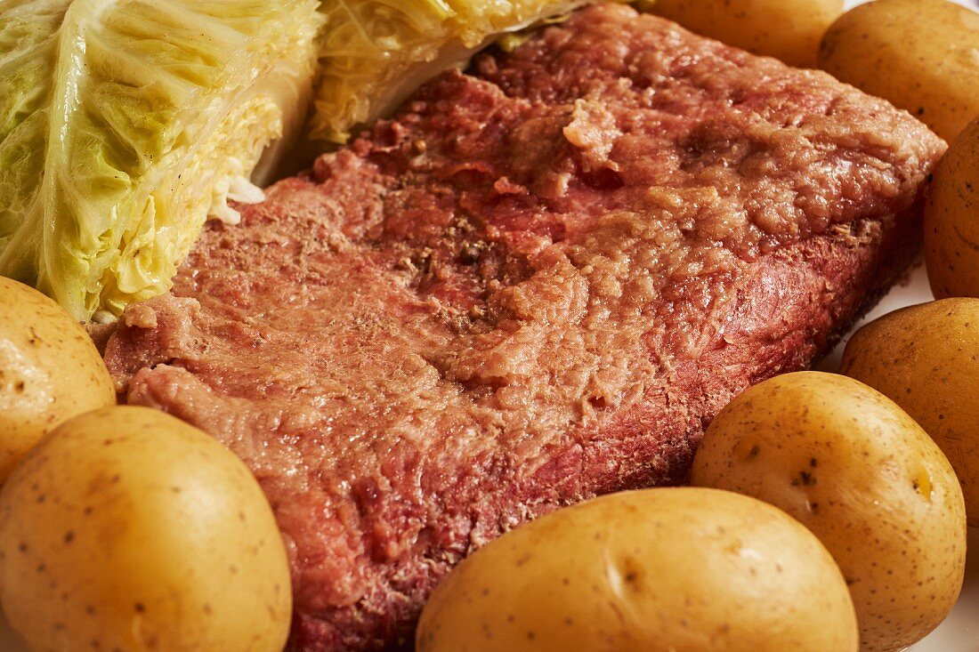 Corned Beef mit Kohl und Kartoffeln (traditionelles Gericht zum St. Patricks Day, Irland)