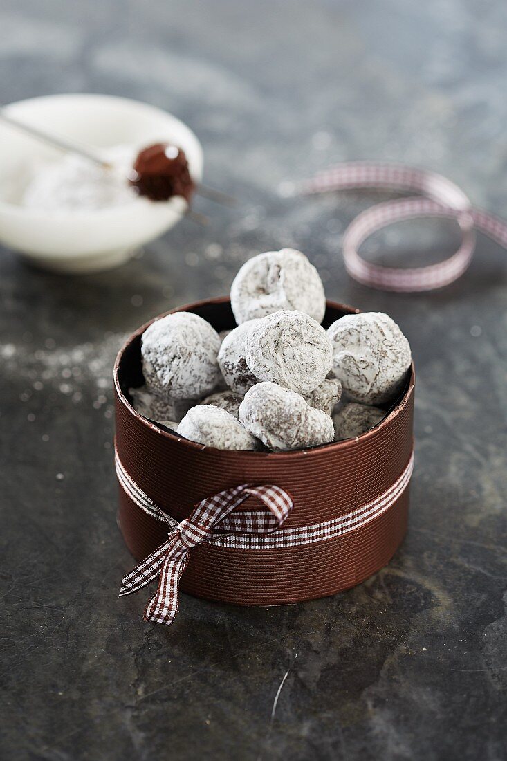 Chocolate truffles with icing sugar