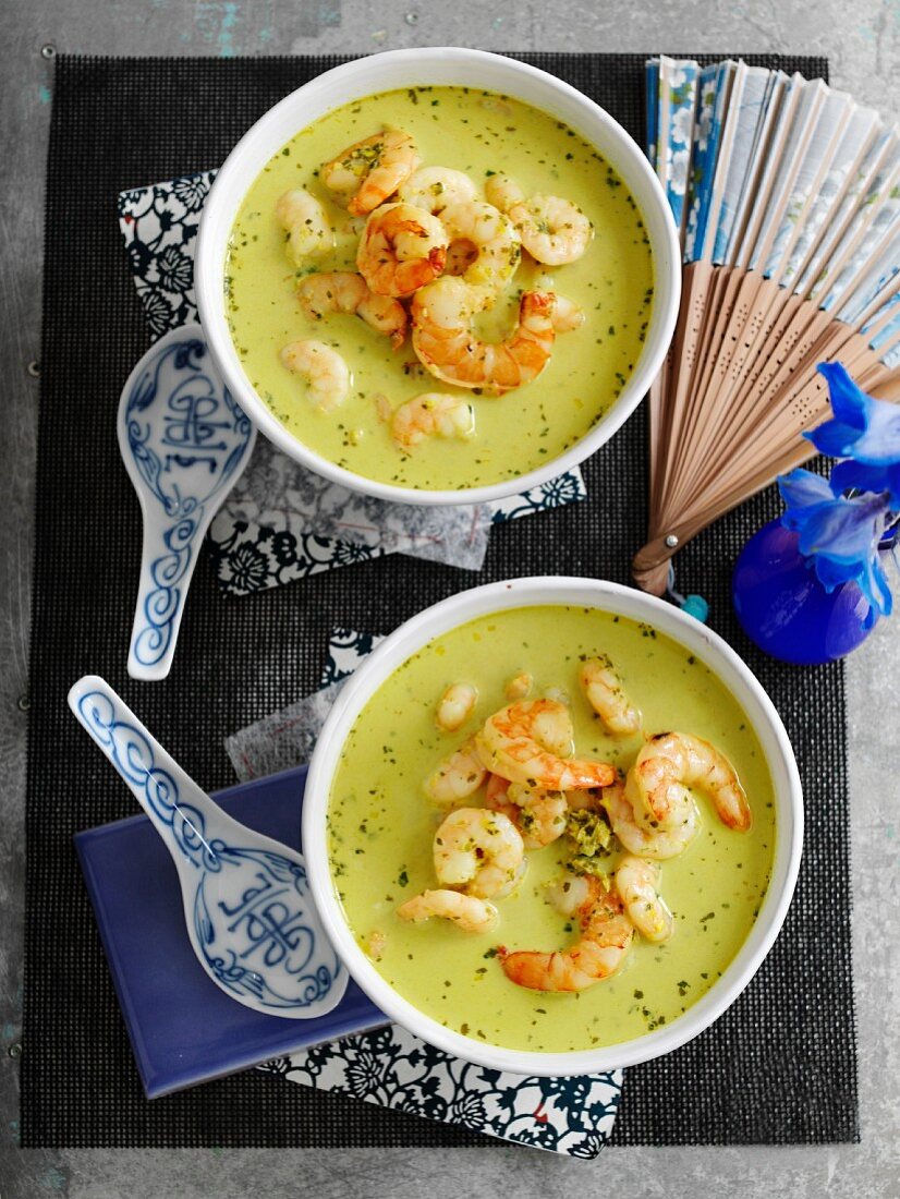 Grüne Garnelen-Kokos-Suppe mit Koriander