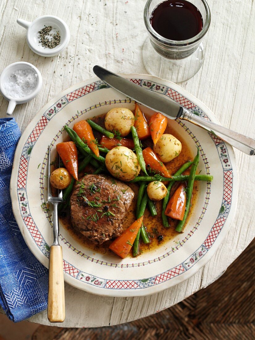 Rindersteak mit Gemüse und Dill