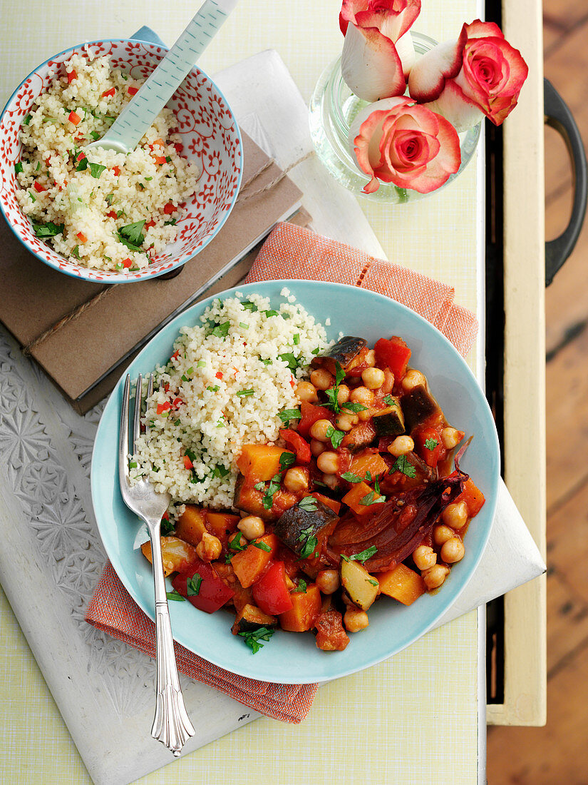 Gemüseragout mit Auberginen & Kichererbsen dazu Couscous (Orient)