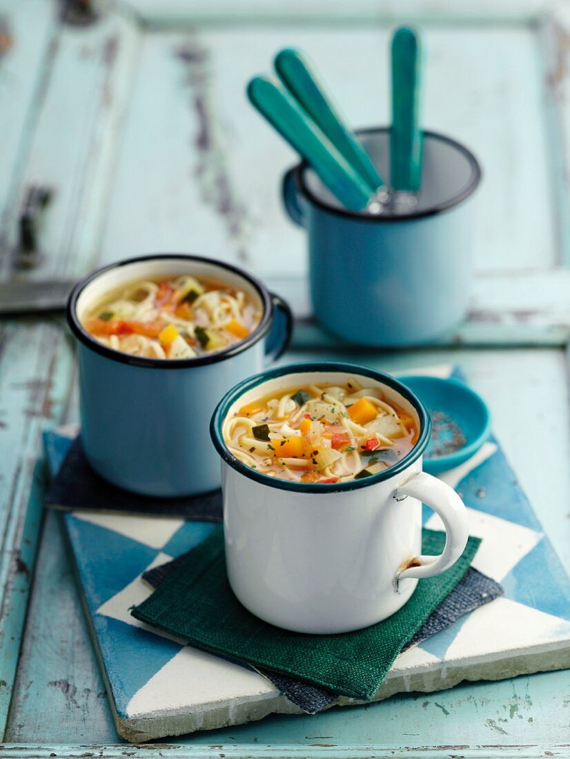 Gemüsesuppe mit Pistou in Emaillebechern (Provence, Frankreich)