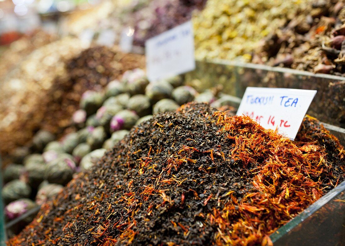 Verschiedene Sorten Teeblätter auf einem Strassenmarkt in Istanbul, Türkei