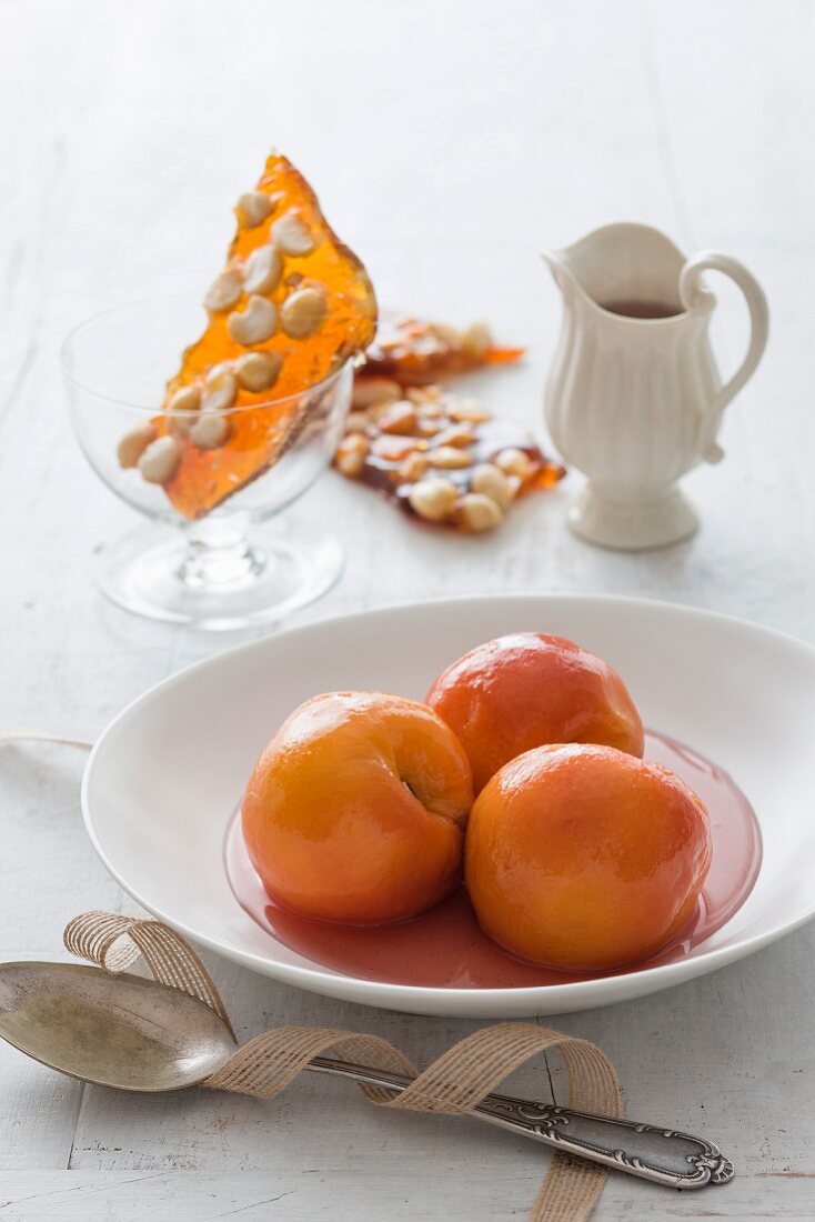 Karamellisierte Pfirsiche mit Erdnusskrokant