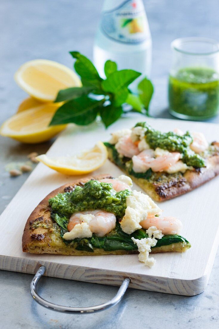 Pizza with prawns, spinach and pesto