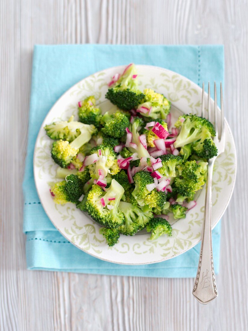 Steamed broccoli with red onion vinegar