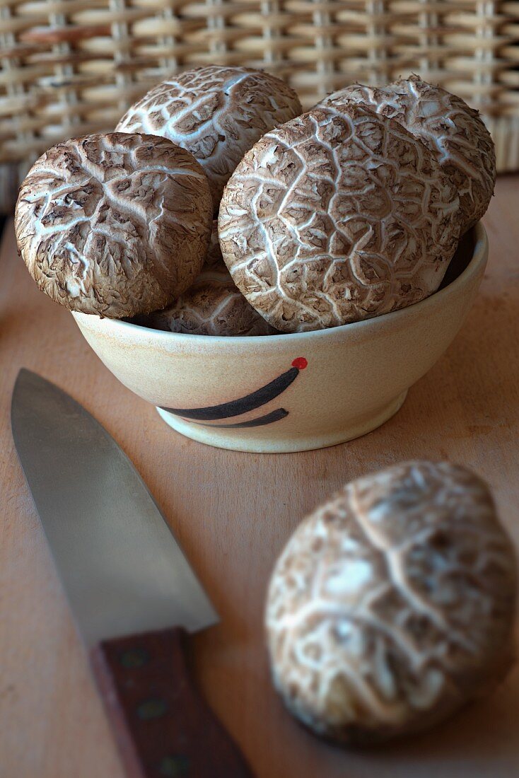 Fresh shiitake mushrooms in a ceramic bowl