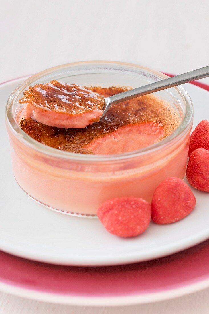 Crème brûlée mit Schaumzucker-Erdbeeren