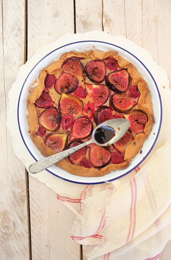 Crostata with figs (seen from above)