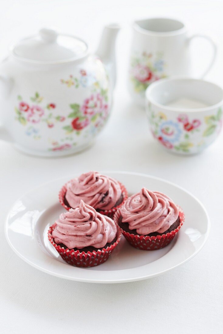 Schokoladen-Cupcakes mit Himbeercreme zum Tee