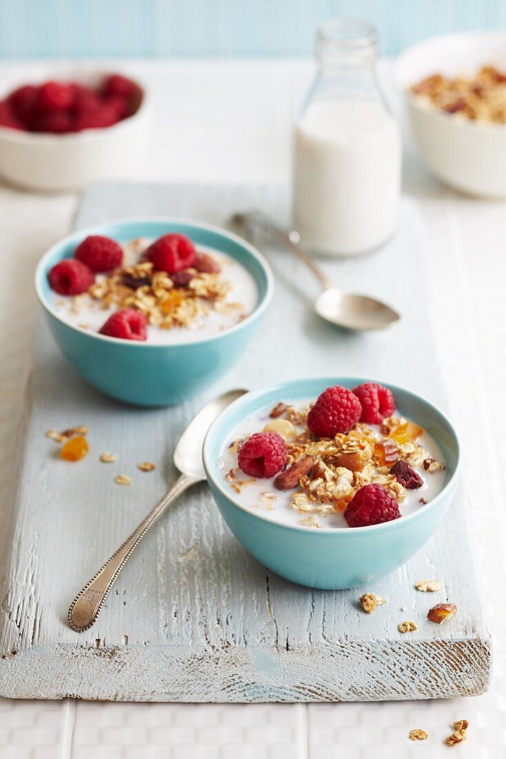 Muesli with oats, raspberries and nuts
