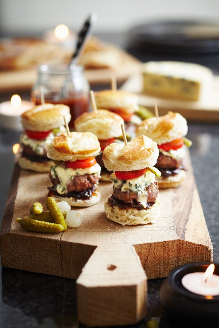 Miniburger mit Blauschimmelkäse, Gurken, süssen Zwiebeln, Relish und Tomaten