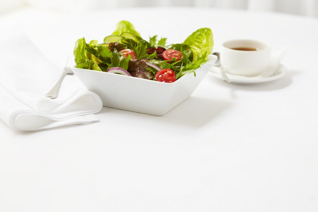 Gemischter Blattsalat mit Tomaten und roten Zwiebeln