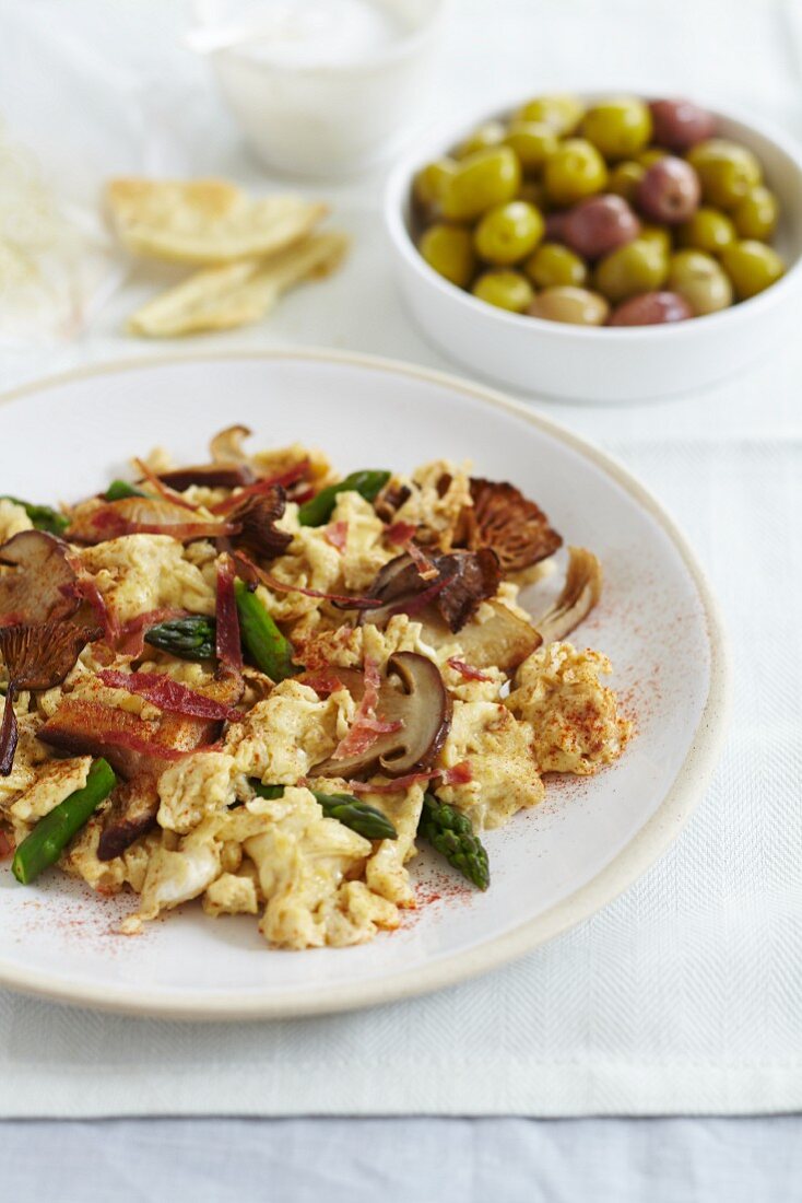 Scrambled egg with mixed mushrooms, Parma ham and asparagus