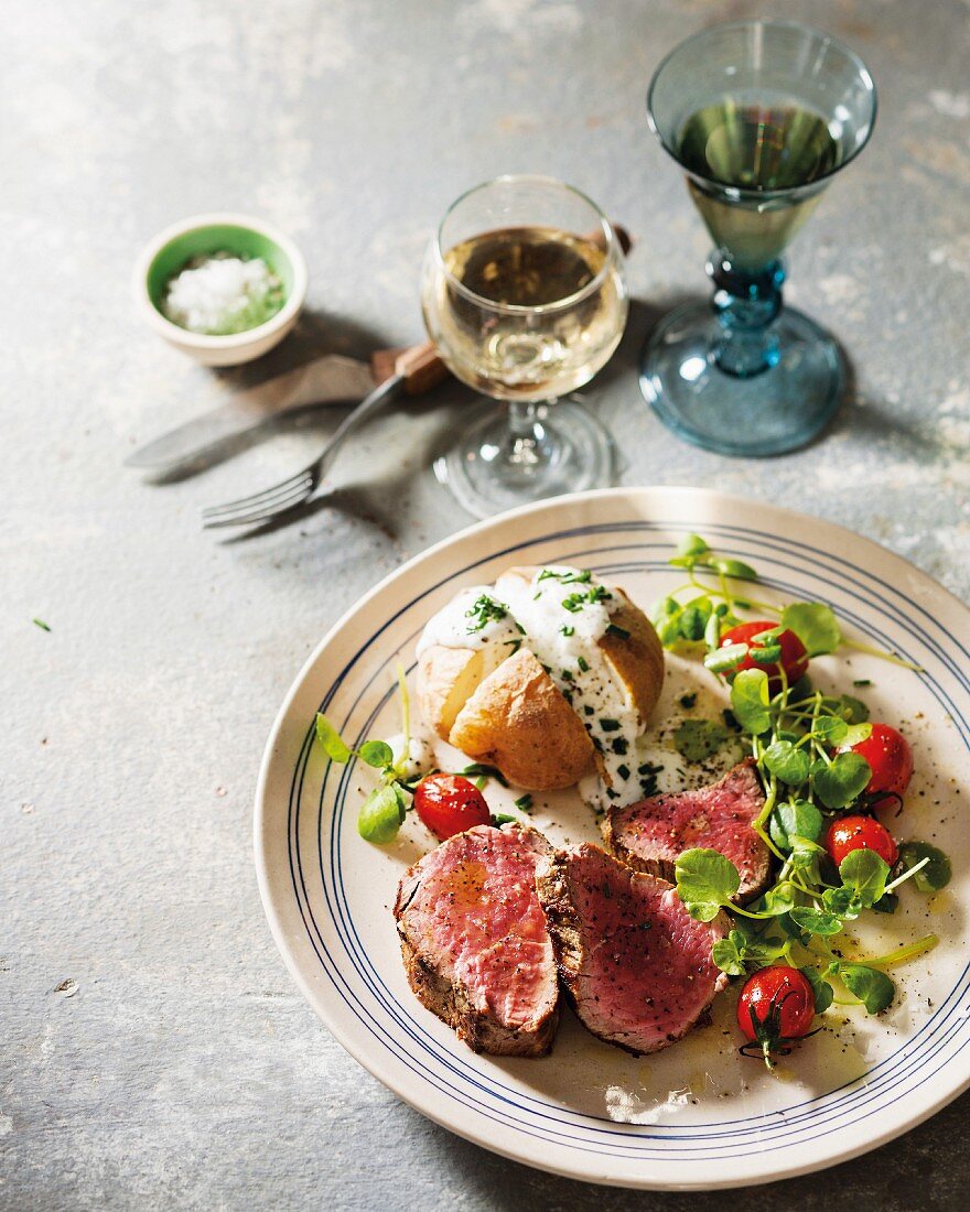 Gepfeffertes Rinderfilet mit Ofenkartoffeln und Salat