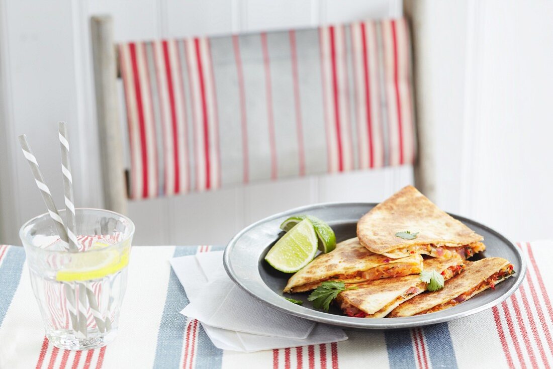 Quesadillas mit Limetten, Koriandergrün, Tomaten, Mais und Krebsfleisch