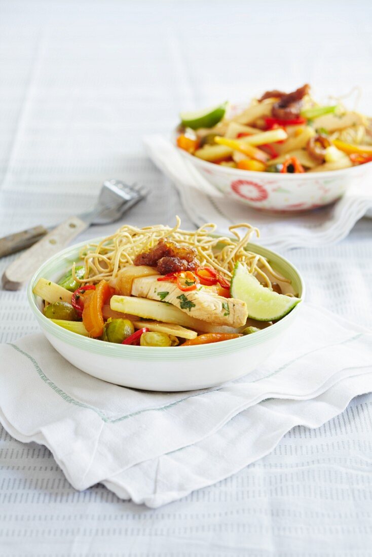 Knusprige Eiernudeln mit Pute, Karotten, Rosenkohl, Chilies und Limetten