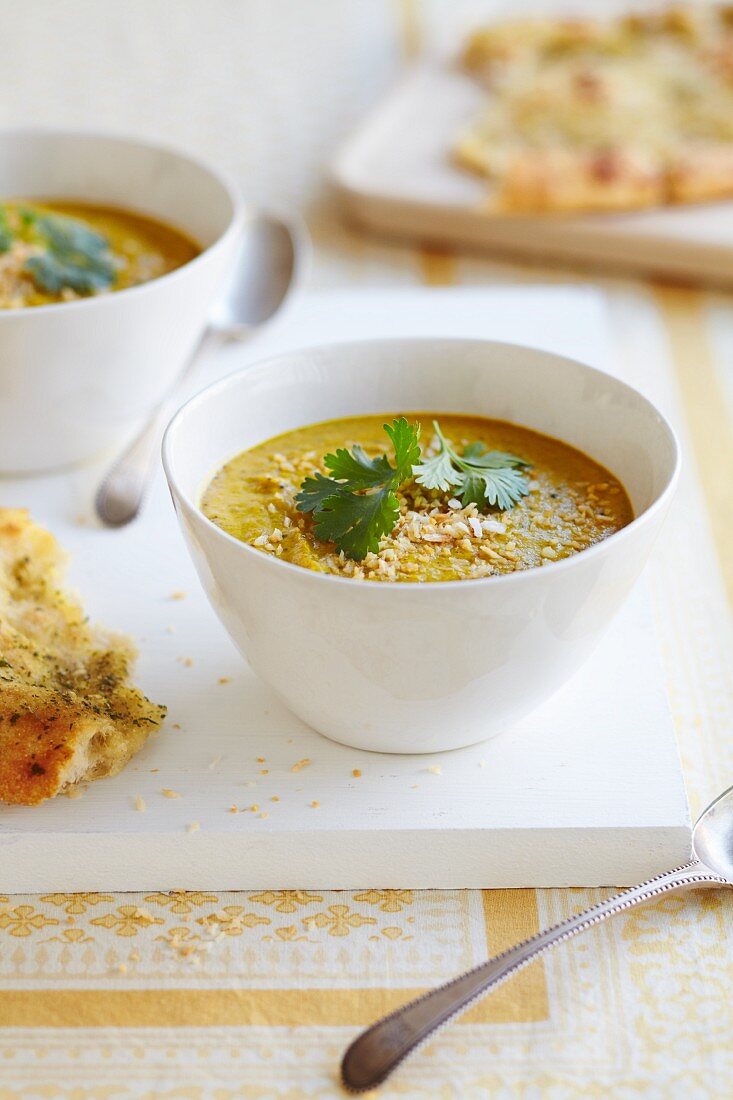 Currysuppe mit Koriandergrün und Fladenbrot