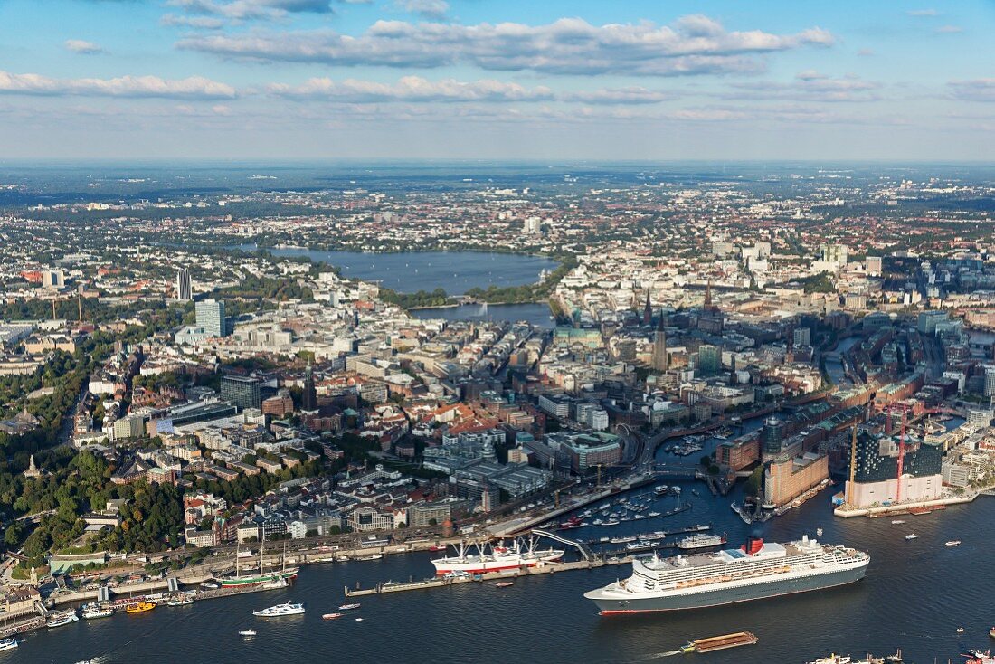Hamburg von oben: die Queen Mary verlässt den Hafen