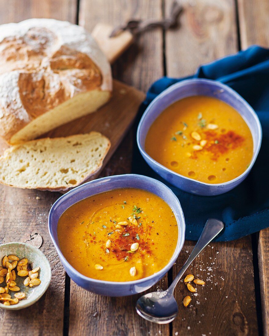 Spicy pumpkin soup with white bread