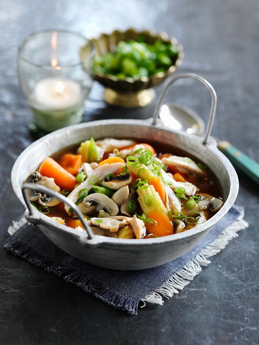 Chicken soup with vegetables and mushrooms (China)