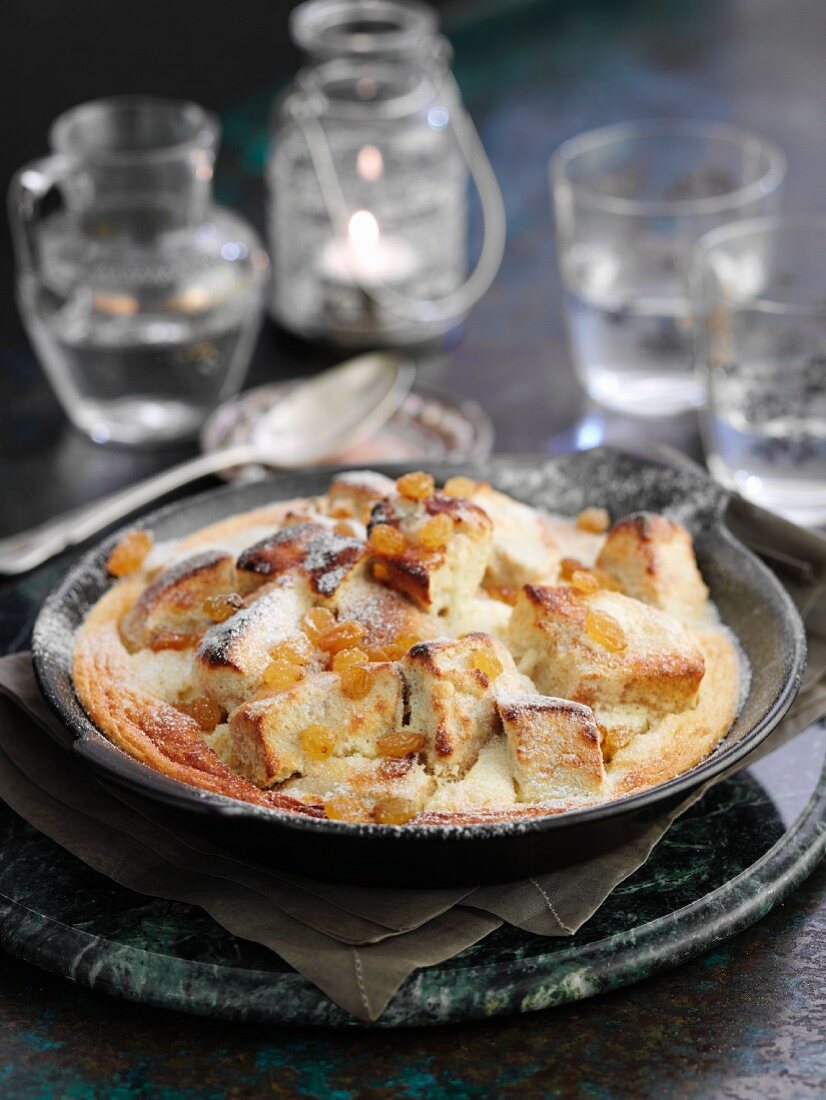 Brotpudding mit Puderzucker und Sultaninen