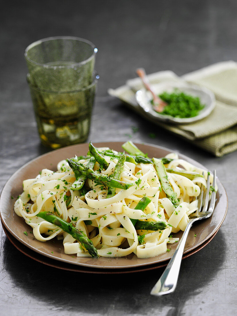 Bandnudeln mit Spargel-Sahne-Sauce