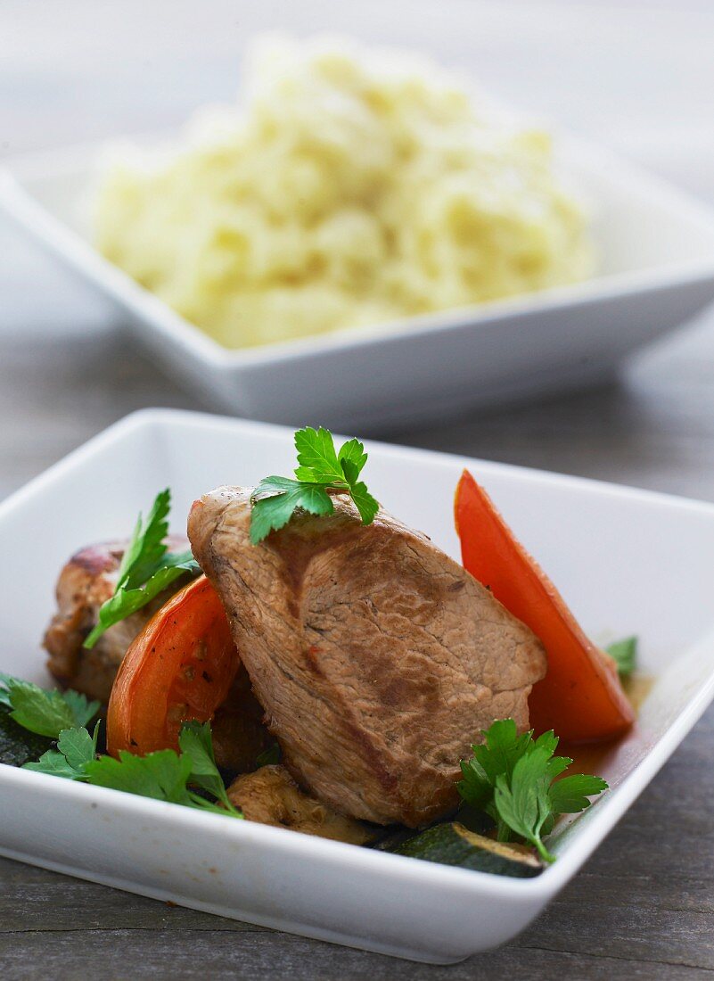 Schweinefilet mit Tomatem, Zucchini & Kartoffelpüree