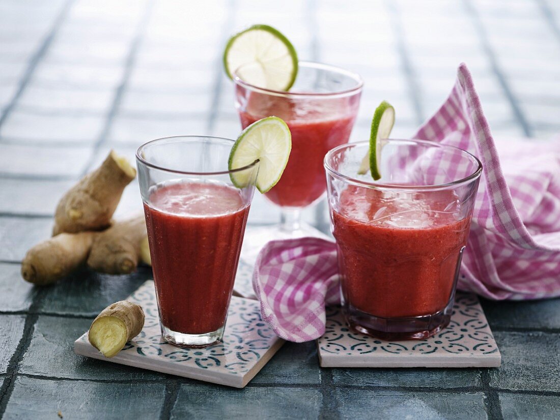 Strawberry, raspberry and rhubarb smoothies with ginger and lime