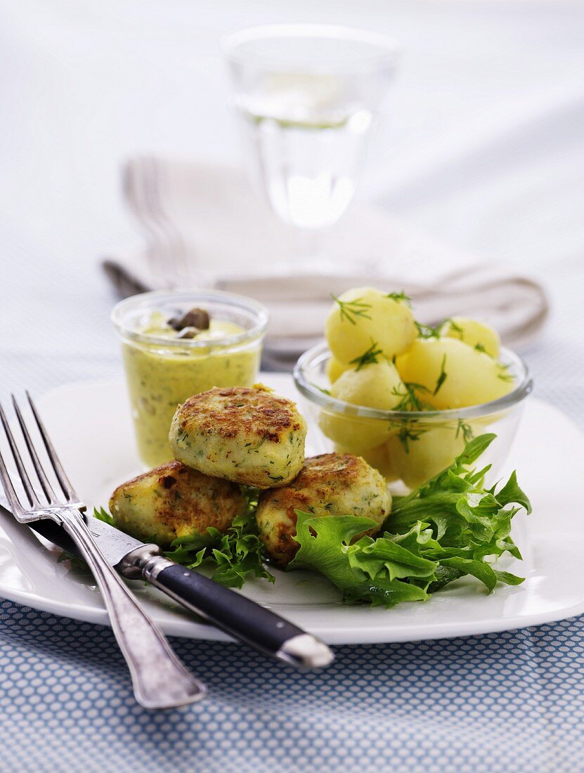 Fischfrikadellen mit kleinen gekochten Kartoffeln und hausgemachter Remoulade