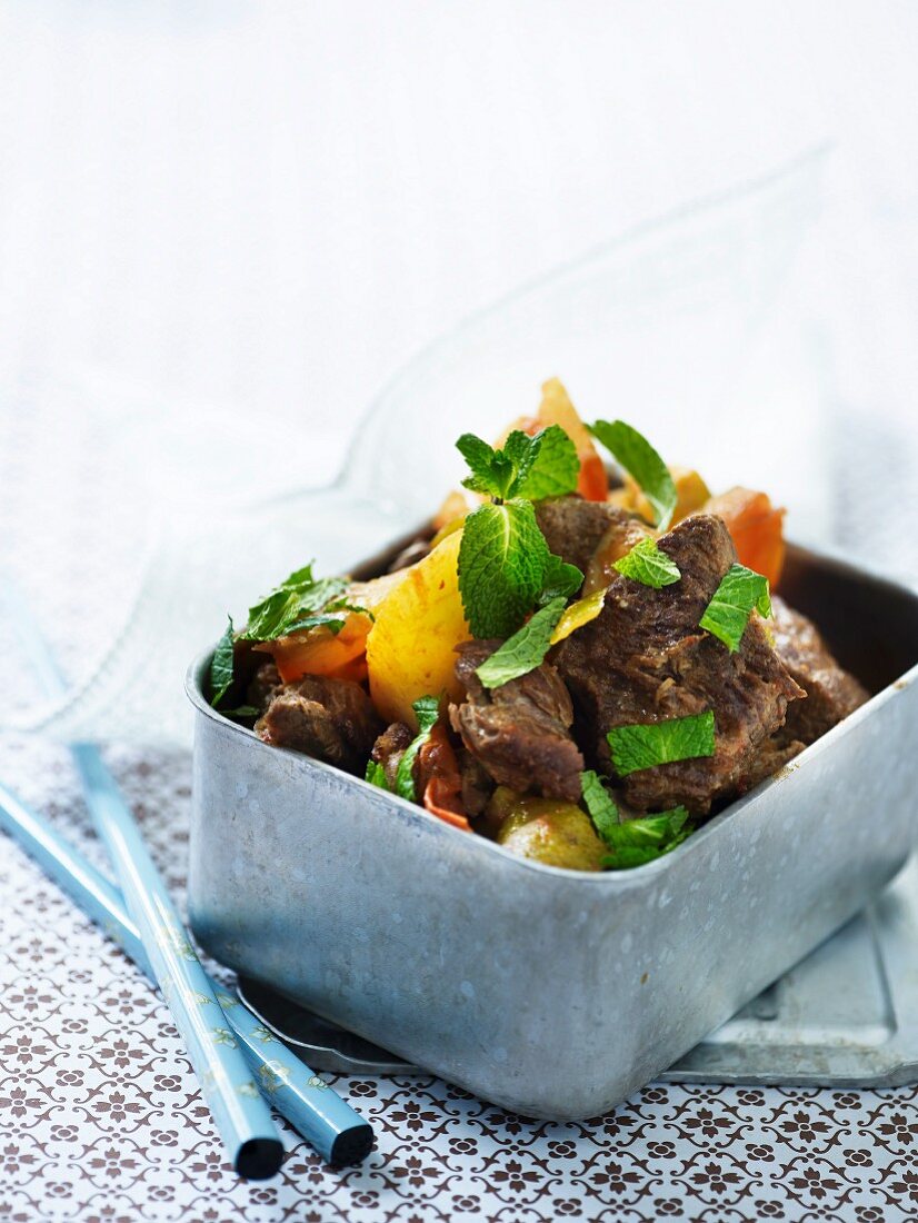 Roast beef with carrots, yellow peppers and lemon balm