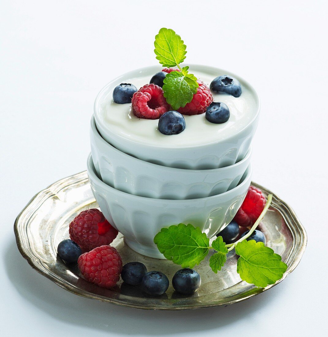 Joghurt mit frischen Beeren und Minze
