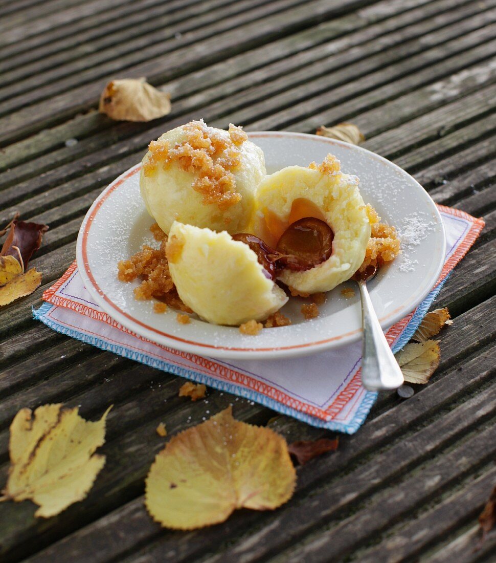 Zwetschgenknödel mit Bröselbutter