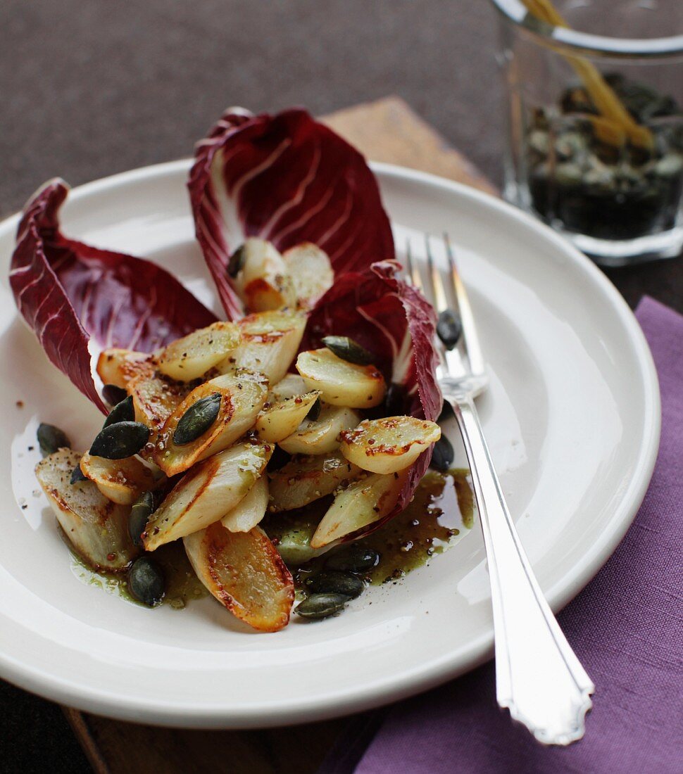 Lauwarmer Schwarzwurzelsalat mit Kürbiskernen