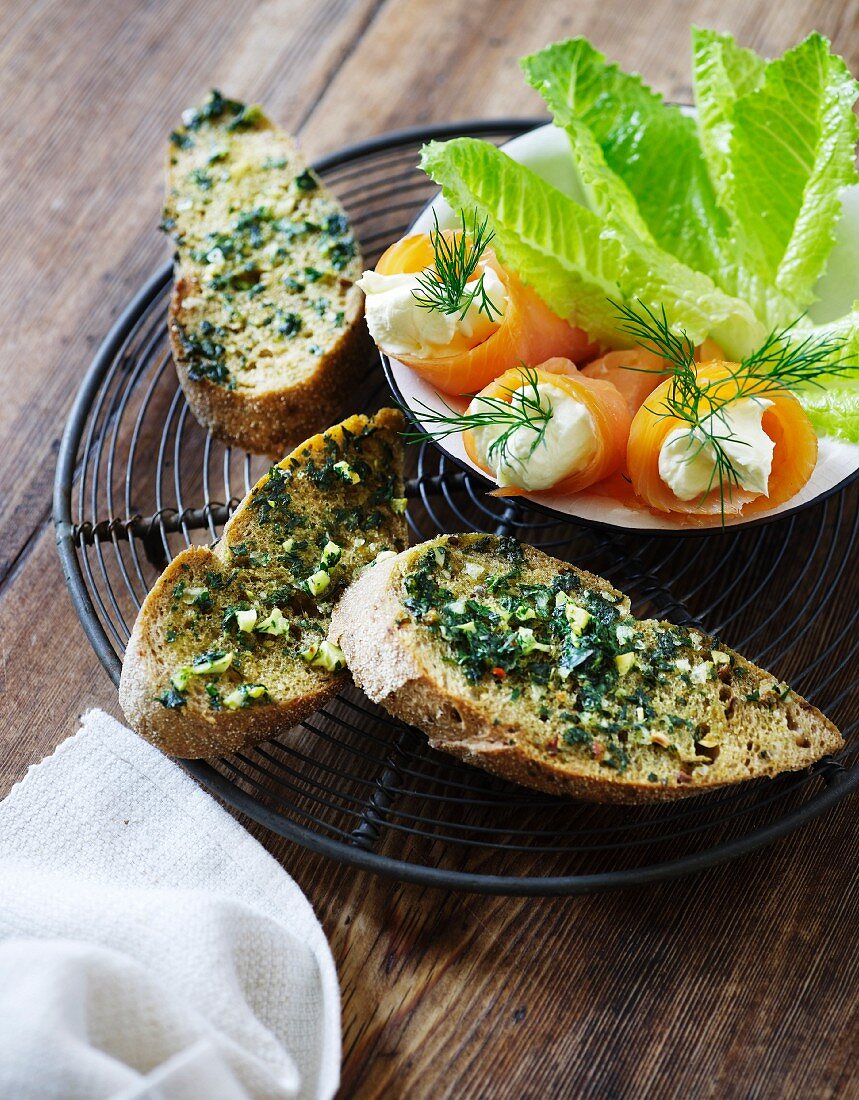 Lachsröllchen mit Frischkäsecreme und Crostini mit Knoblauch-Petersilien-Öl