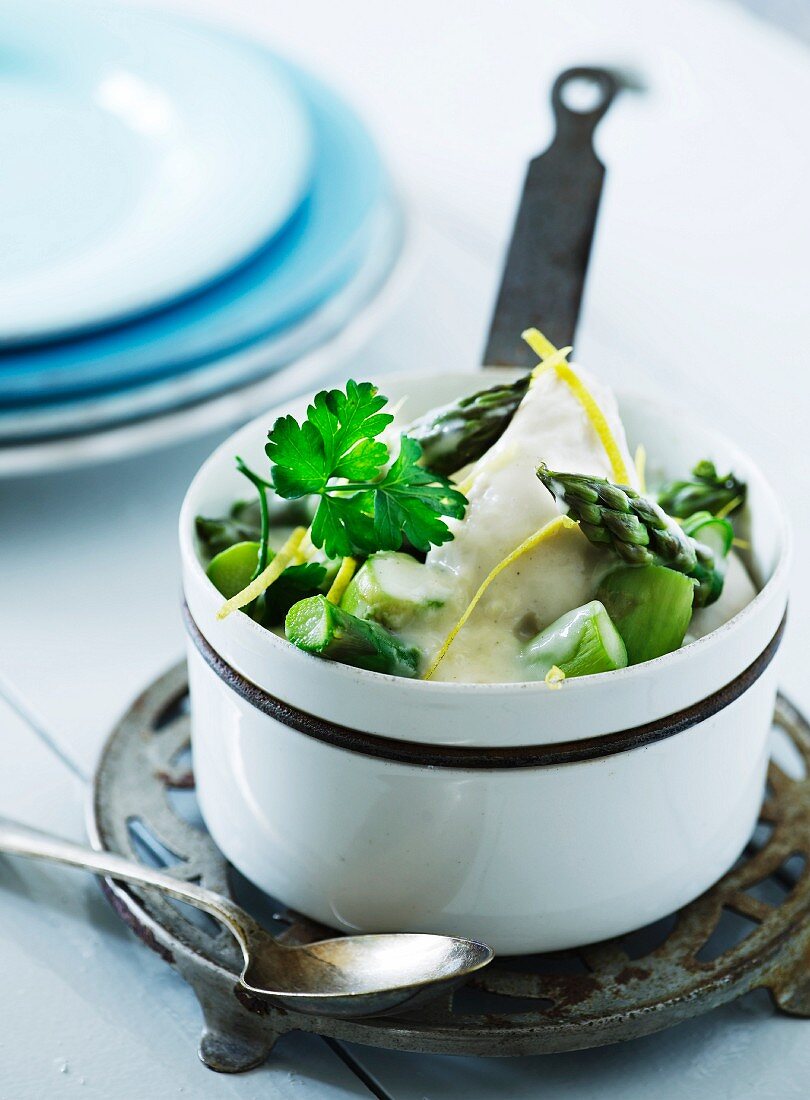 Grüner Spargel mit weisser Buttersauce und Zitronenzesten